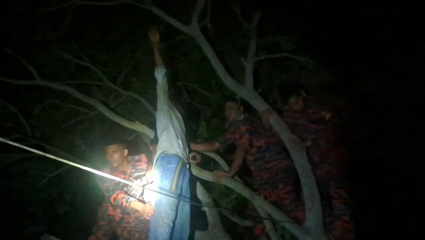 স্ত্রীর সঙ্গে অভিমান করে শ্বশুরবাড়িতে আত্মহত্যার চেষ্টা, ফায়ার সার্ভিসের তৎপরতায় উদ্ধার