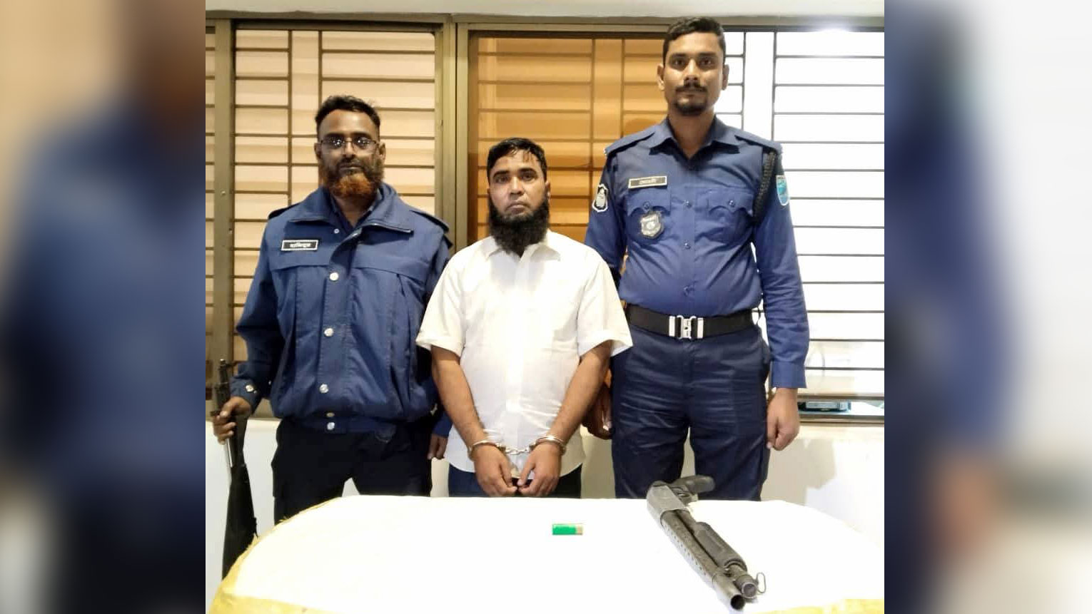 মুন্সিগঞ্জে থানা থেকে লুট হওয়া শটগানসহ যুবক আটক