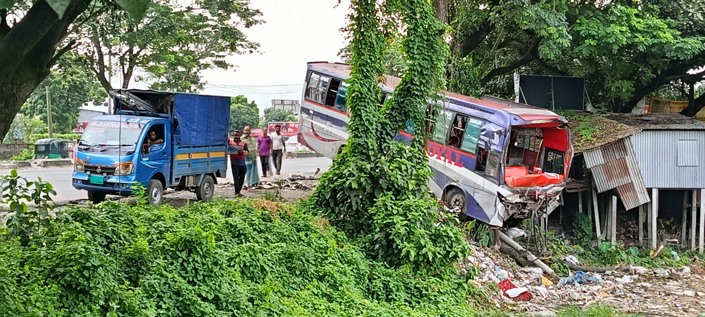 গজারিয়ায় বৈদ্যুতিক খুঁটিতে আটকে গেল বাস, অল্পের জন্য রক্ষা পেলেন ৪০ যাত্রী
