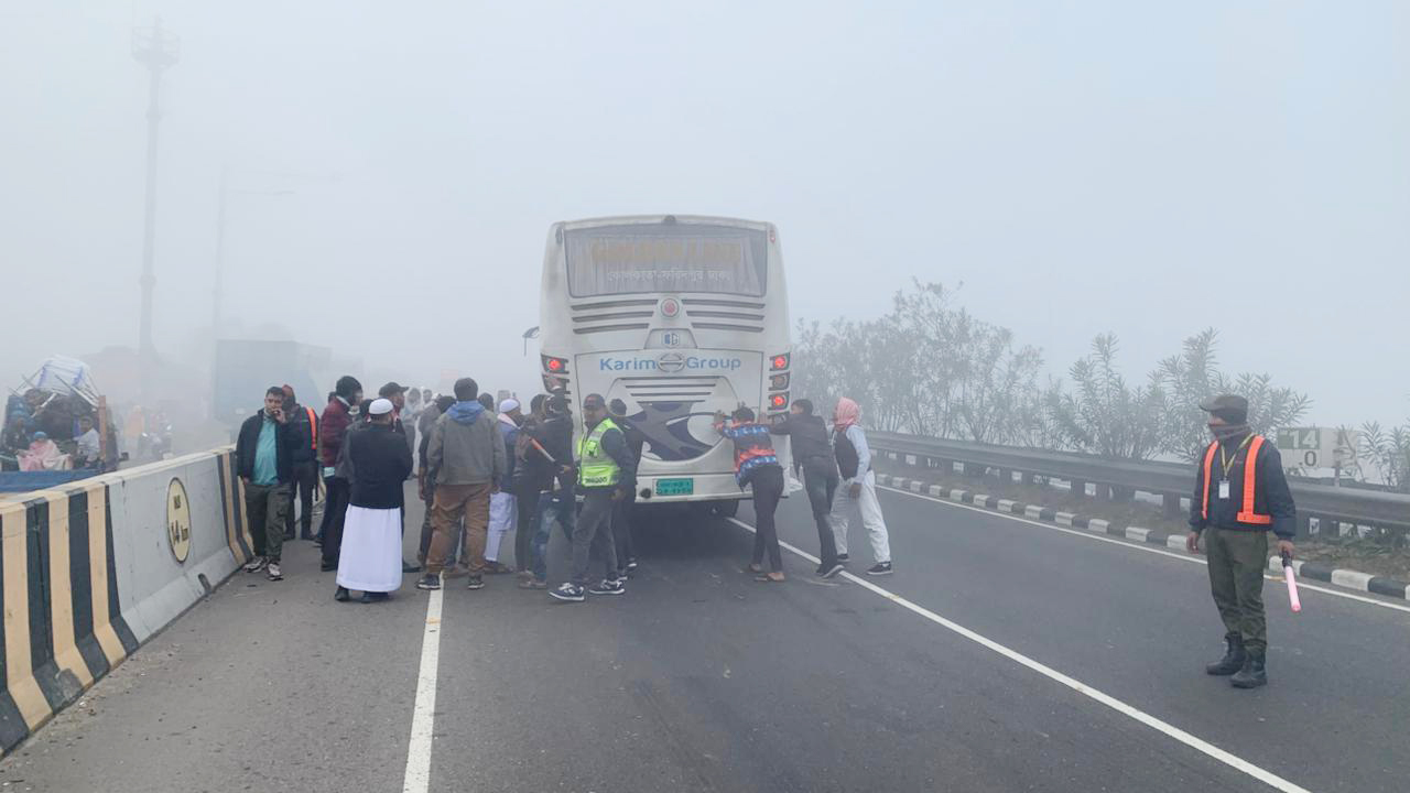 ঘন কুয়াশায় মাওয়া এক্সপ্রেসওয়েতে চার যানবাহনের সংঘর্ষ, আহত কয়েকজন