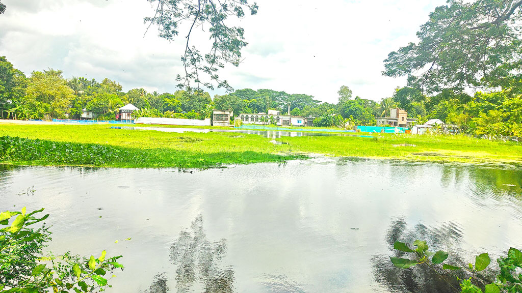 জমি ভরাটের পানিতে স্কুলের মাঠ জলাশয়