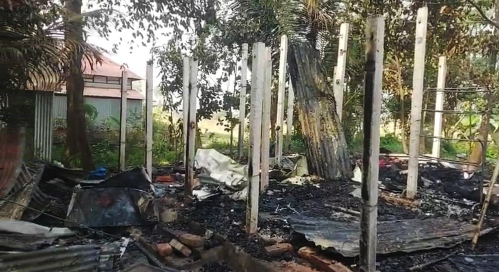 মাটি কাটা নিয়ে দুই পক্ষের সংঘর্ষে এসআইসহ ৬ জন টেঁটাবিদ্ধ, বাড়িঘরে আগুন