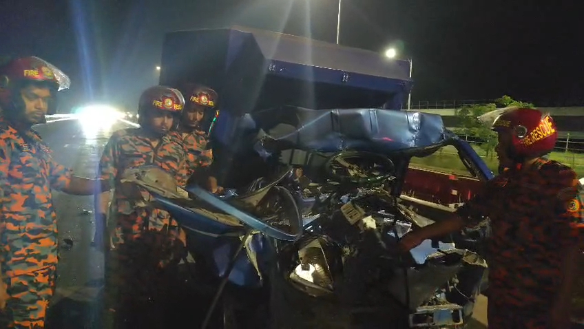 ঢাকা-মাওয়া এক্সপ্রেসওয়েতে কাভার্ড ভ্যানের ধাক্কায় একই পরিবারের ৩ জনসহ আহত ৪