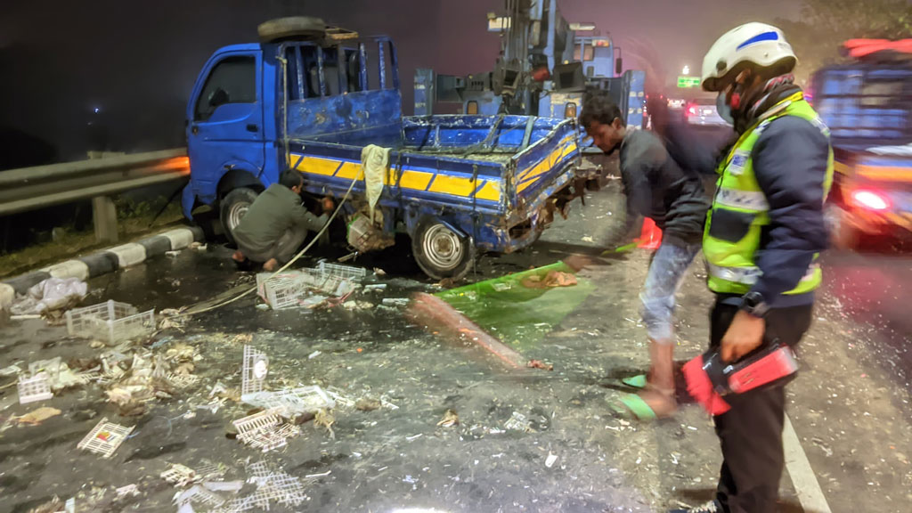 ঢাকা-মাওয়া এক্সপ্রেসওয়েতে বাসের ধাক্কায় মুরগিবাহী পিকআপ উল্টে চালক নিহত