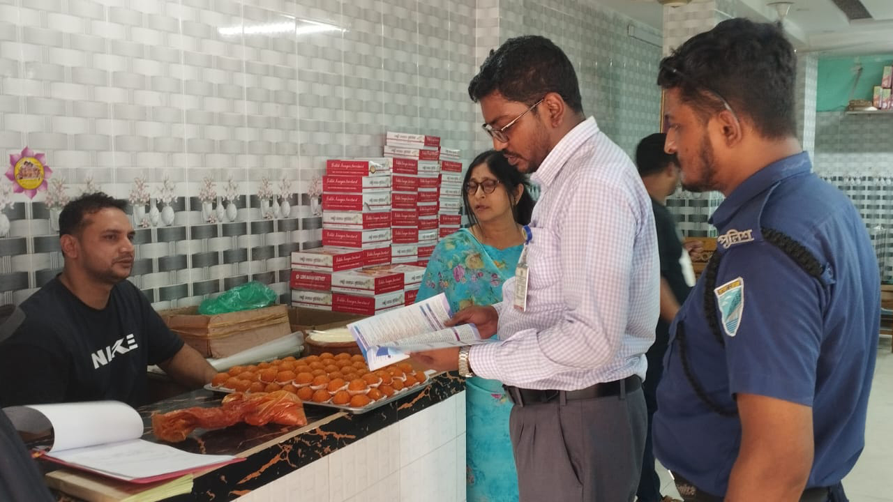 শ্রীনগরে বেশি দামে এলপি গ্যাস বিক্রি ও নোংরা পরিবেশে মিষ্টি তৈরি, ২ প্রতিষ্ঠানকে জরিমানা