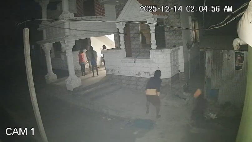 সিরাজদিখানে প্রবাসীর বাড়িতে ককটেল বিস্ফোরণ, অস্ত্রের মুখে ৫০ লাখ টাকার মালপত্র লুট