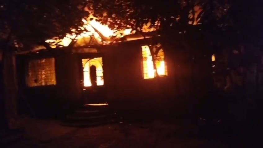 দ্বিতীয় স্ত্রীকে ঘরে তুলতে বাধা, নিজের ঘরেই আগুন দিলেন যুবক