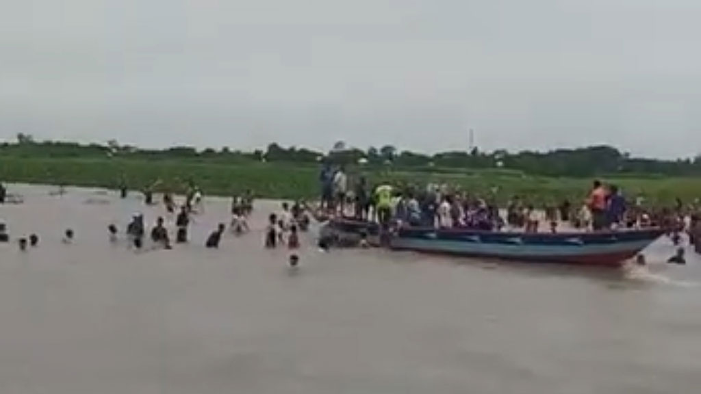 মেঘনায় বালু উত্তোলনকারীদের ওপর গ্রামবাসীর হামলায় আহত ৫, ড্রেজারে আগুন