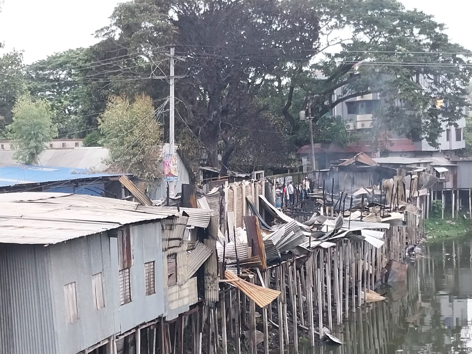 মুন্সিগঞ্জে গভীর রাতে আগুনে পুড়ল ১৯ দোকান