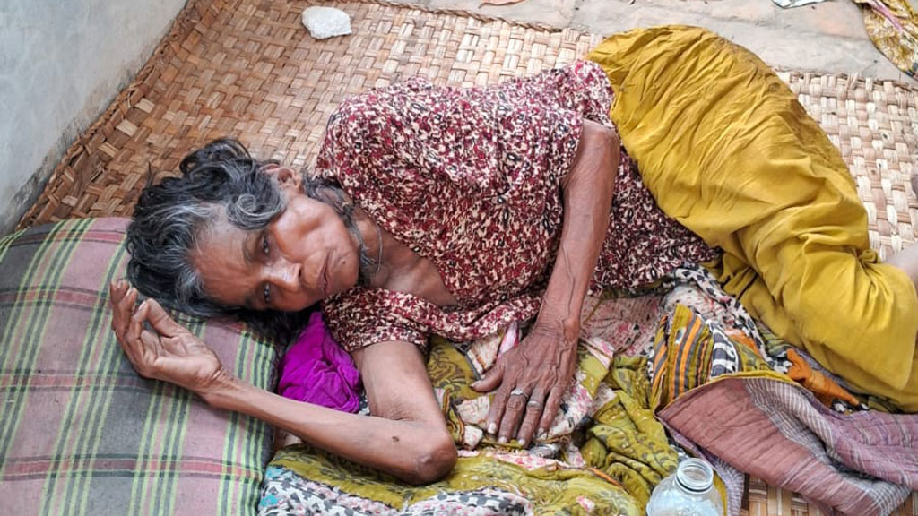 সিরাজদিখানে কমিউনিটি সেন্টারের বাইরে অসুস্থ অবস্থায় পড়ে থাকা অজ্ঞাত বৃদ্ধার মৃত্যু