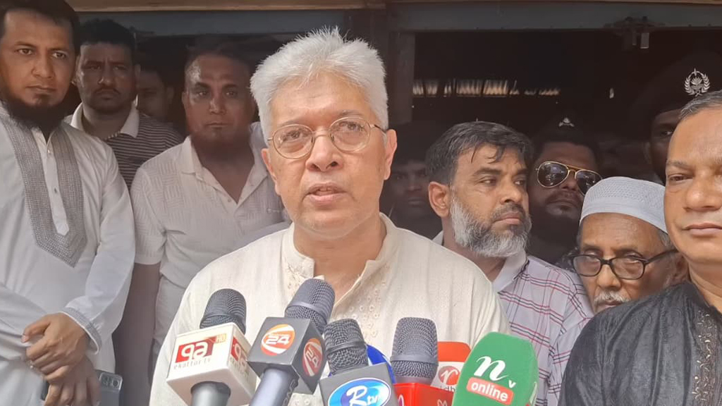 শ্রীনগরে অগ্নিকাণ্ডে ক্ষতিগ্রস্ত বাজার পরিদর্শনে শিল্প উপদেষ্টা