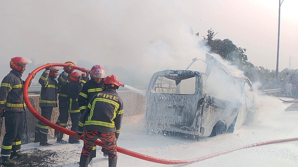 এক্সপ্রেসওয়েতে অ্যাম্বুলেন্সে আগুন, অল্পের জন্য প্রাণে রক্ষা রোগীসহ ৬ যাত্রীর