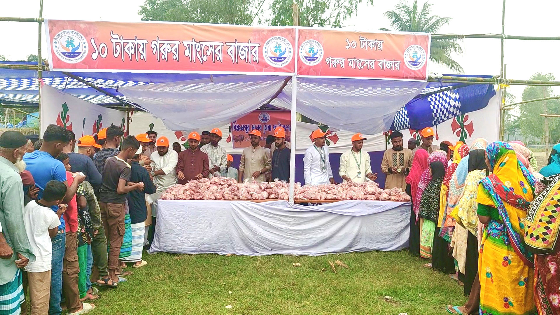 ১০ টাকা কেজি গরুর মাংস পেয়ে খুশি ৫২৩টি অসচ্ছল পরিবার