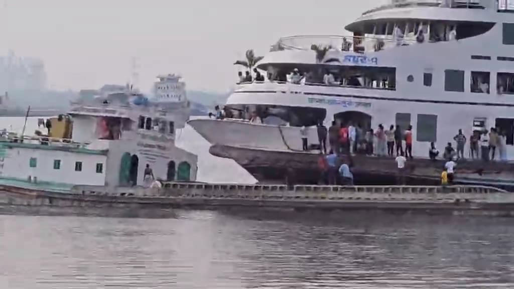 লঞ্চ ও বাল্কহেডের সংঘর্ষ, অল্পের জন্য রক্ষা পেল ২৫০ যাত্রী