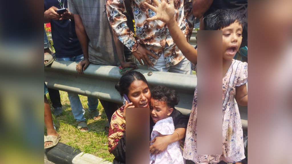 মাওয়া এক্সপ্রেসওয়েতে দাঁড়িয়ে থাকা অ্যাম্বুলেন্সে বাসের ধাক্কা, নিহত ৫