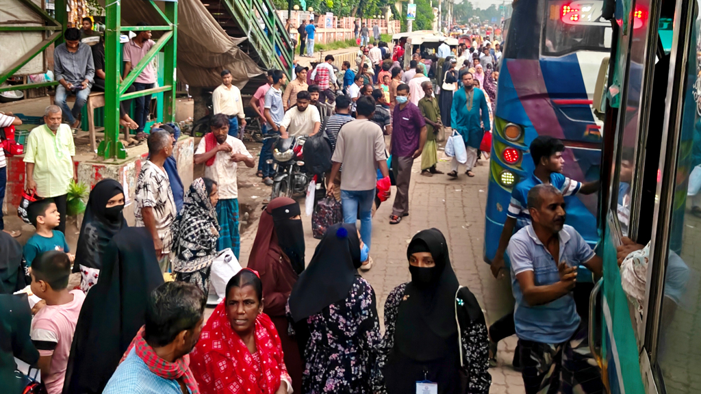 হঠাৎ ঢাকা-আরিচা মহাসড়কে ঘরমুখী মানুষের ঢল