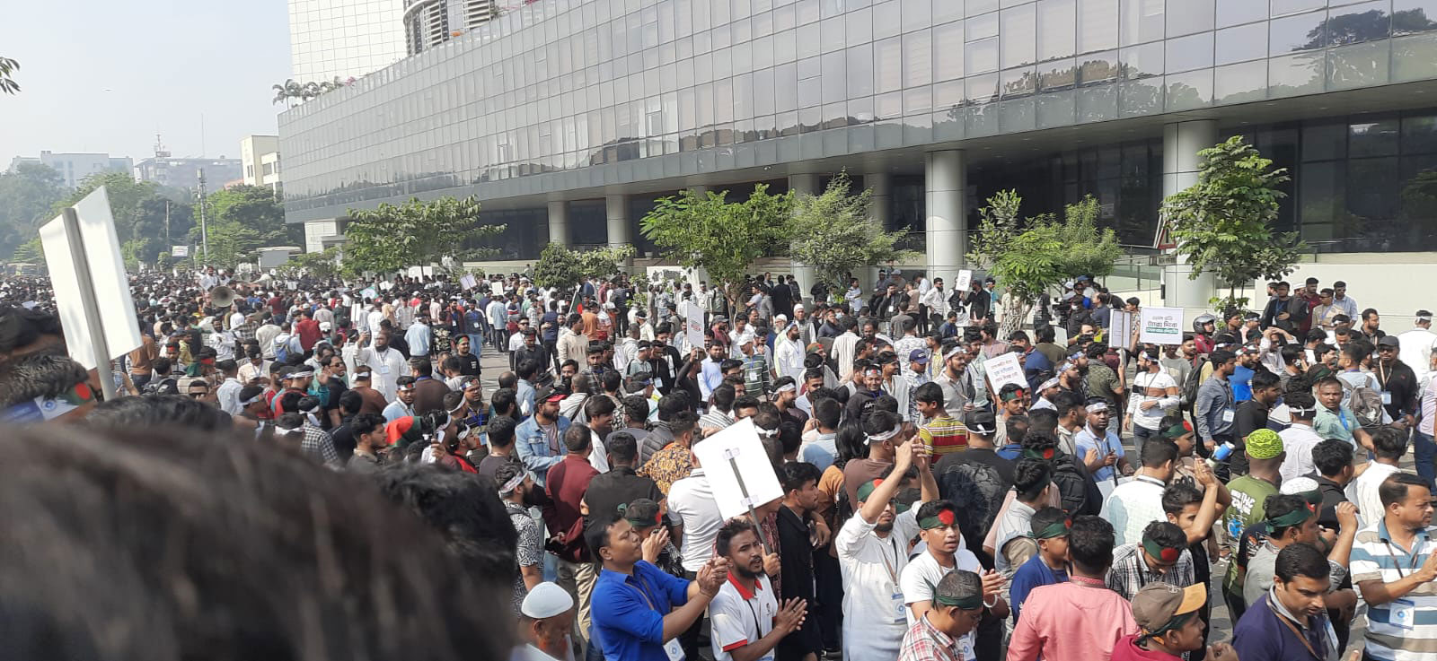 বিটিআরসির সামনের সড়ক অবরোধ মোবাইল ফোন ব্যবসায়ীদের