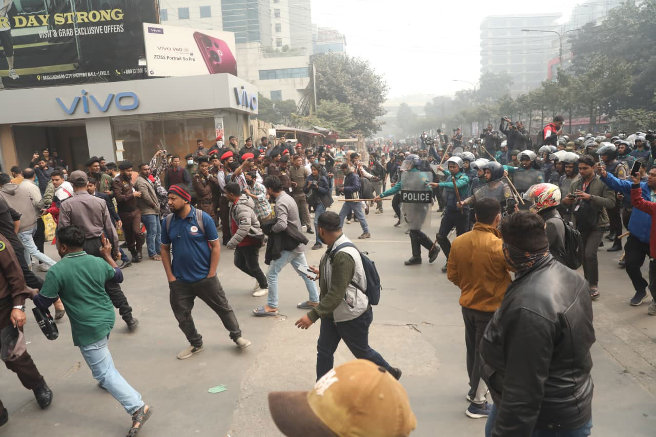 মোবাইল ব্যবসায়ীদের লাঠিপেটা করে সড়ক থেকে সরিয়ে দিল পুলিশ