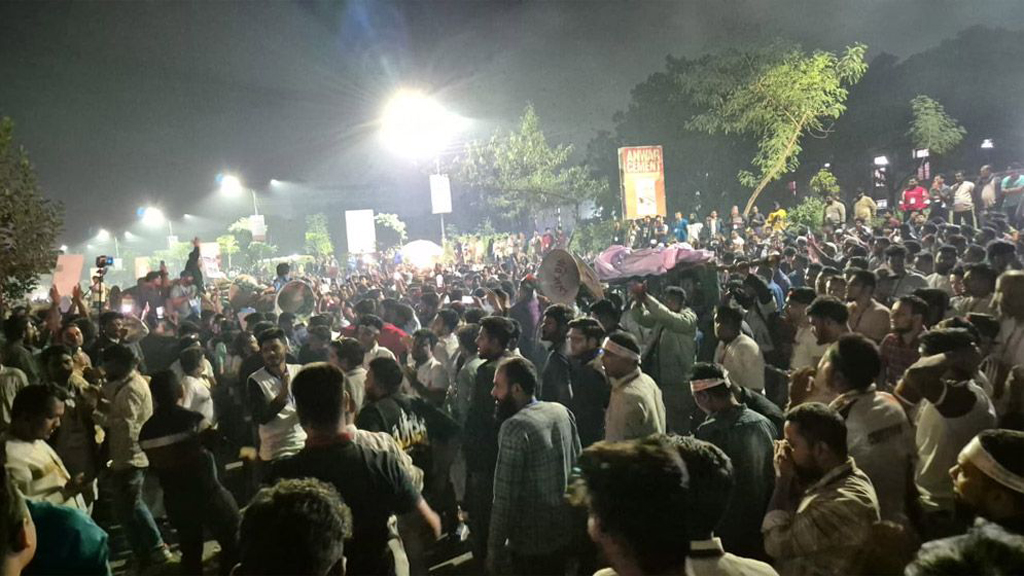 ১০ ঘণ্টা পর বিটিআরসির অবরোধ তুলে নিলেন মোবাইল ফোন ব্যবসায়ীরা