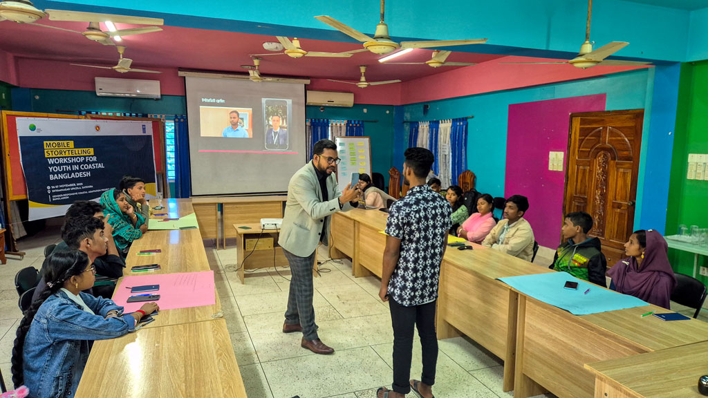 উপকূলের গল্প বলতে মোবাইল স্টোরি টেলিং শিখছেন শ্যামনগরের তরুণেরা
