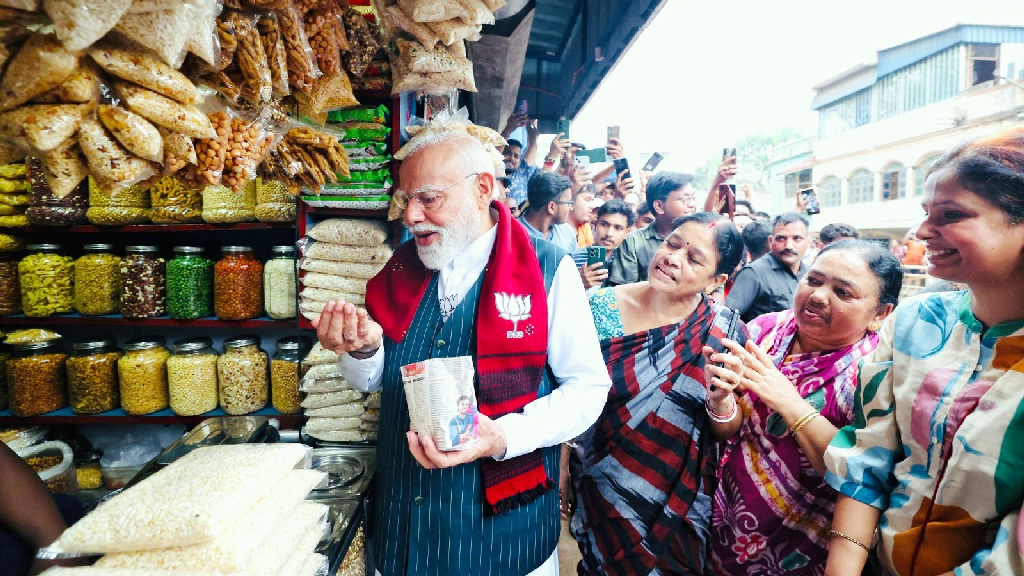 ঝাড়গ্রামে ভোটের প্রচারের ফাঁকে ঝালমুড়ি খেলেন নরেন্দ্র মোদি