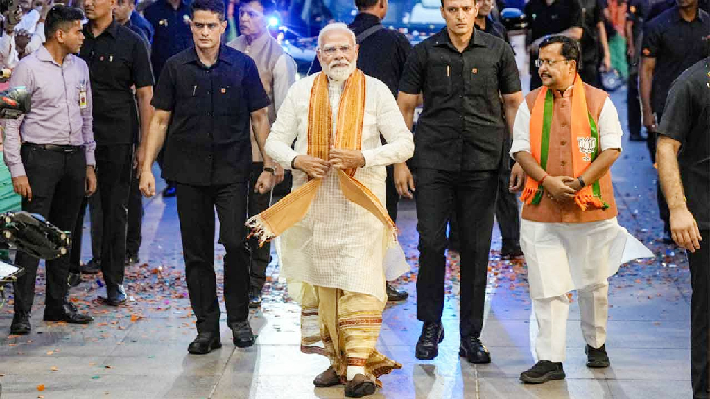 জয়ের খুশিতে ‘বাঙালি বাবু’ সেজেছেন মোদি