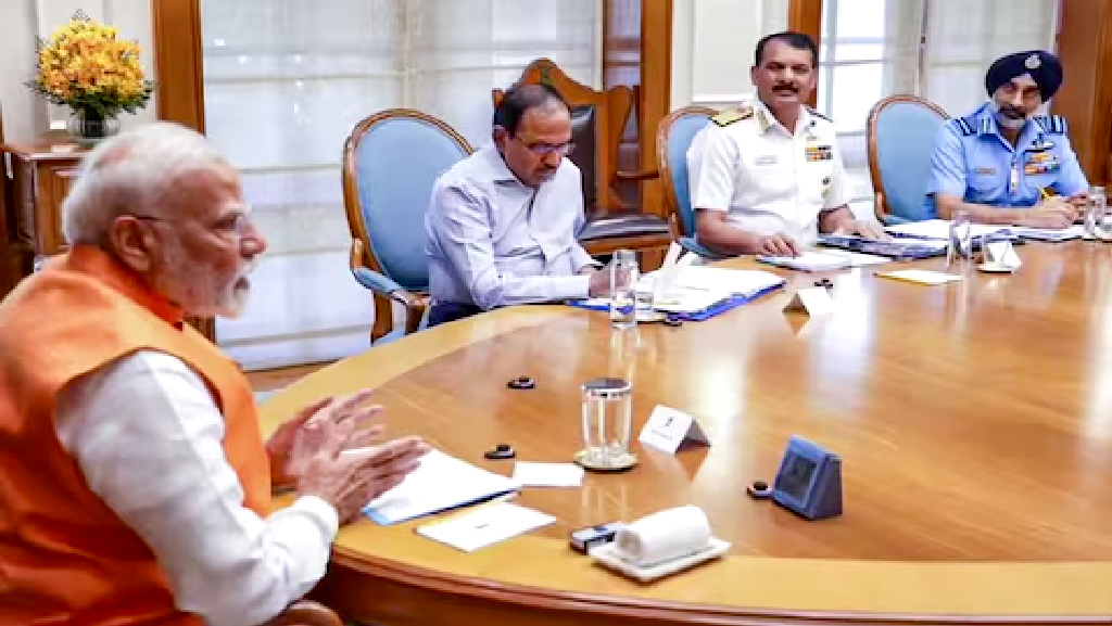 ভারত-পাকিস্তান চলমান উত্তেজনার মধ্যে বিমানবাহিনীর প্রধানের সঙ্গে মোদির বৈঠক