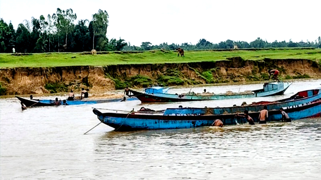 মহাদেও নদে বালু উত্তোলনের প্রতিযোগিতা, দুই নৌকার চাপায় প্রাণ গেল শ্রমিকের