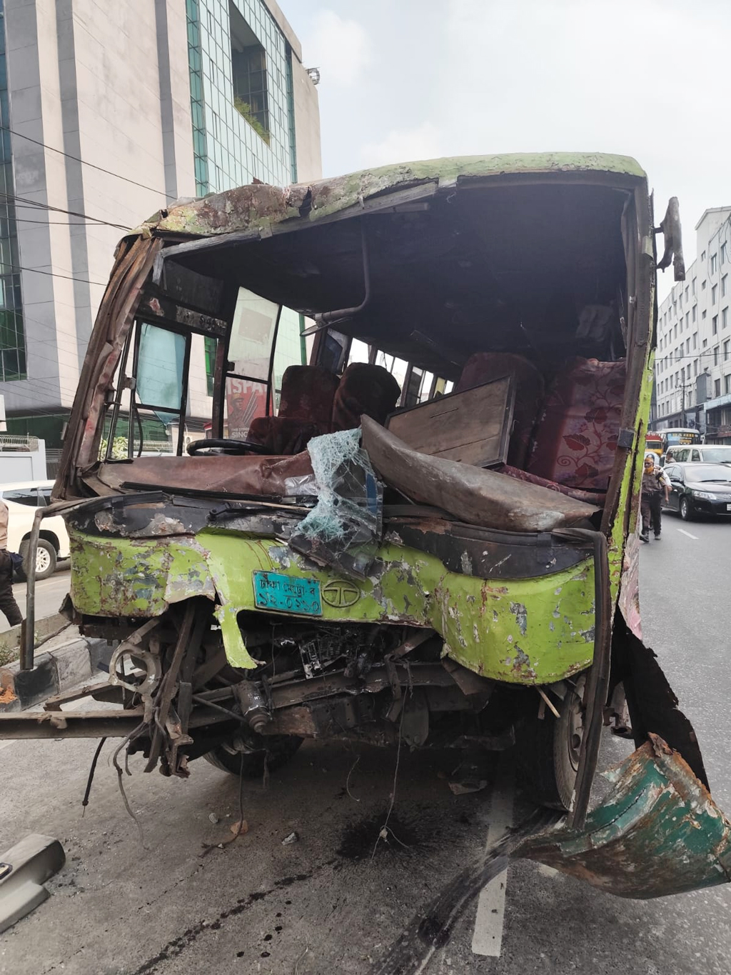 মহাখালীতে নিয়ন্ত্রণ হারিয়ে ফুটওভার ব্রিজে বাসের ধাক্কা, নিহত ২