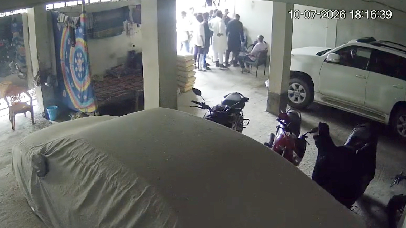 মোহাম্মদপুরে বাড়িতে ঢুকে হামলা, সামাজিক যোগাযোগমাধ্যম ভিডিও ভাইরাল