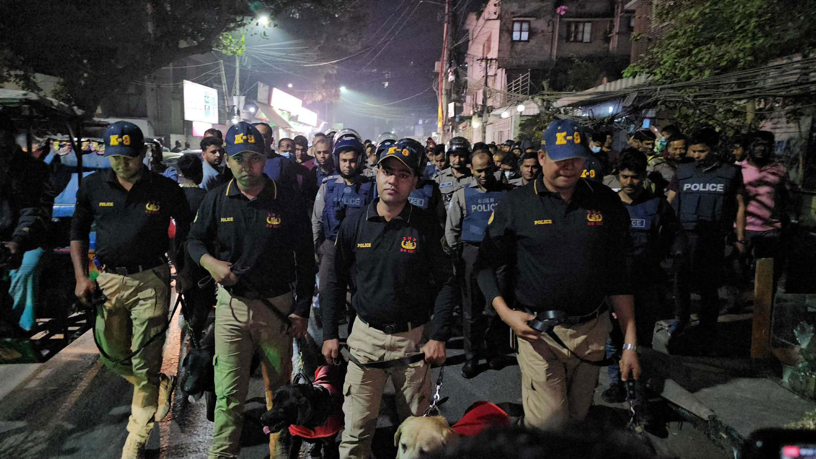 মোহাম্মদপুরে পুলিশ-সোয়াট-ডগ স্কোয়াডের বিশেষ অভিযান, আটক ২০–২৫