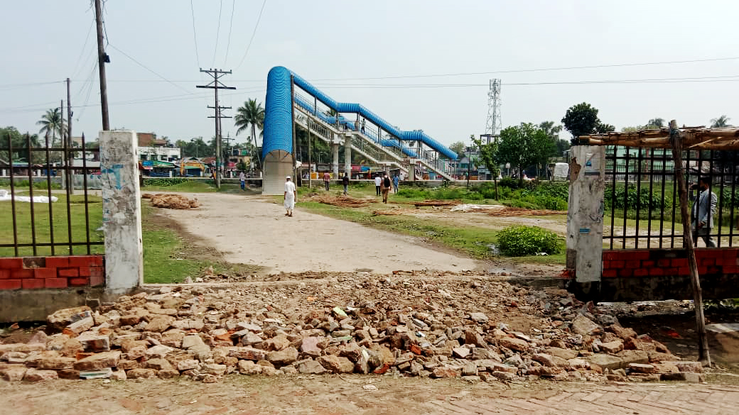 মোহনগঞ্জে অসাধু উদ্দেশে রেলের প্রাচীর ভেঙে ফেলার অভিযোগ