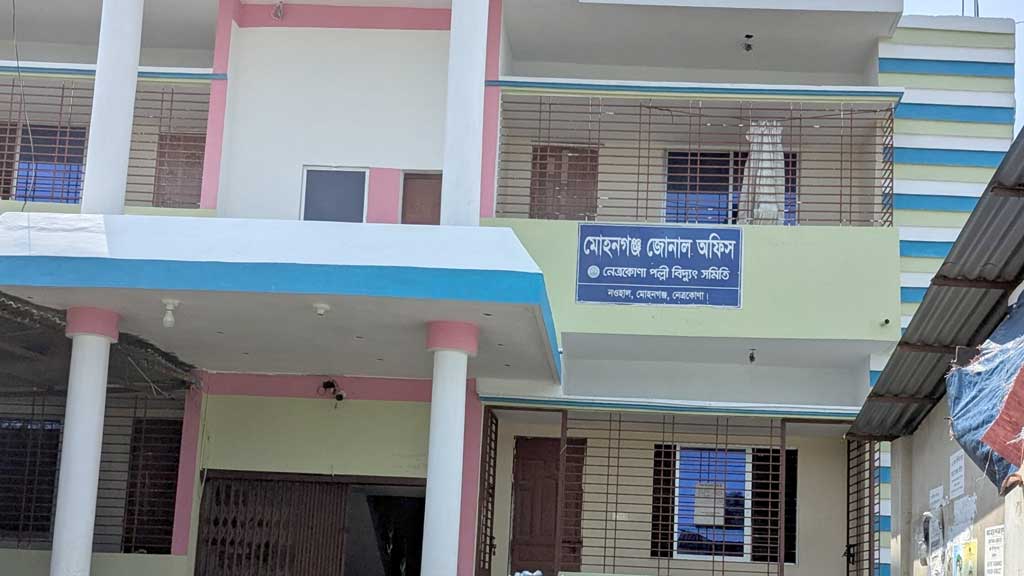 টাকা হাতিয়ে নেওয়ার অভিযোগ পল্লী বিদ্যুতের লাইনম্যানের বিরুদ্ধে