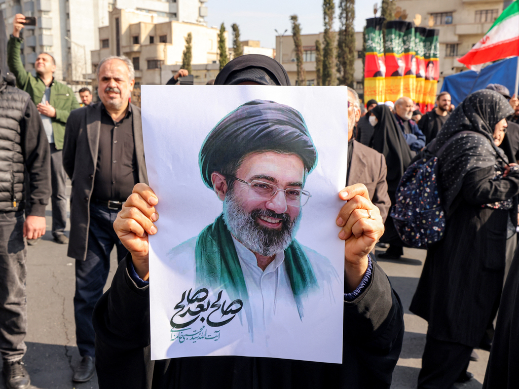 হামলায় মোজতবা খামেনির মুখে আঘাত, ফেটেছে পায়ের হাড়