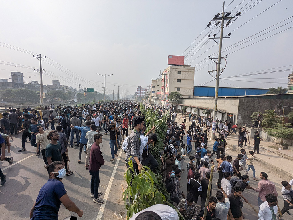 পুলিশের গুলিভর্তি ম্যাগাজিন চুরি, ৮ হাজার শিক্ষার্থীর বিরুদ্ধে মামলা