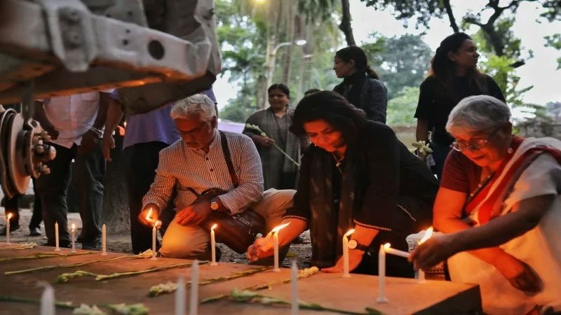 তারেক মাসুদ-মিশুক মুনীরের স্মরণে মোমবাতি প্রজ্বলন