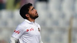 ৮২ টেস্ট খেলা মুমিনুলের এমন কাণ্ডজ্ঞানহীন ব্যাটিং