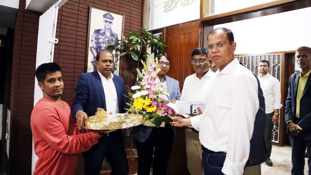 তারেক রহমানের জন্য ফুল ও মিষ্টি পাঠালেন মমতা বন্দ্যোপাধ্যায়