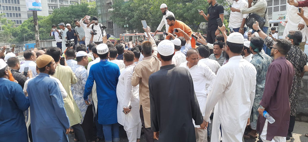 জুমার নামাজের পর জুলাই মঞ্চে জড়ো হচ্ছেন বিক্ষোভকারীরা