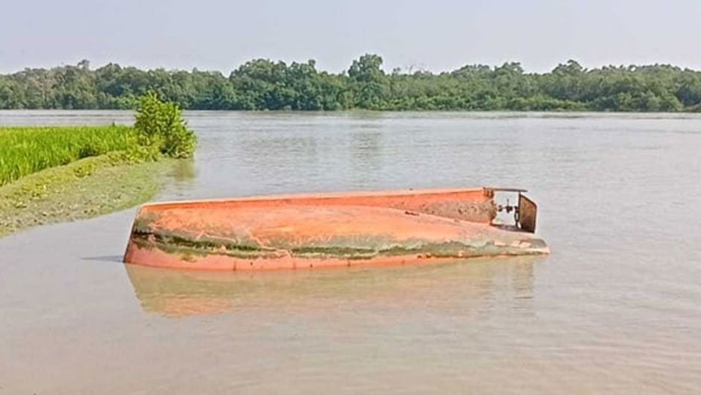 পশুর নদে পর্যটকবাহী নৌকা উল্টে প্রবাসী নারী নিখোঁজ