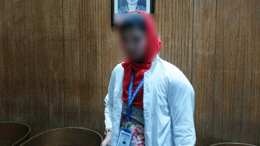 শিক্ষার্থী পরিচয়ে এক মাস ধরে ঢামেকে আসছিলেন তরুণী