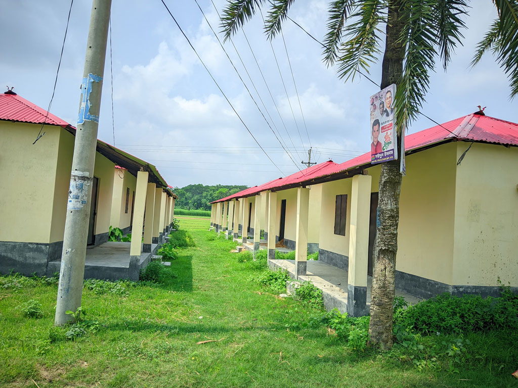 অরক্ষিত অবস্থায় পড়ে থাকা আশ্রয়ণের ঘরে বসছে মাদকের আড্ডা