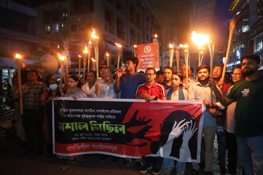 কুমিল্লার মুরাদনগরে নারীকে ধর্ষণের অভিযোগের ঘটনায় মশাল মিছিল করেছে প্রগতিশীল সংগঠনসমূহ। আজ রোববার সন্ধ্যা ৭টার দিকে পুরানা পল্টন মোড় থেকে এই মশাল মিছিল শুরু হয়ে শেষ হয় প্রেসক্লাবে। এ সময় মিছিলকারীরা ঘটনার সঙ্গে জড়িতদের দ্রুত বিচার চান। ছবি: হাসান রাজা
