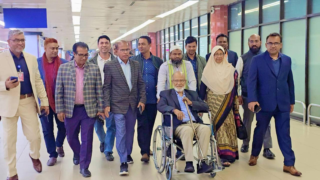দেশে ফিরেছেন খন্দকার মোশাররফ