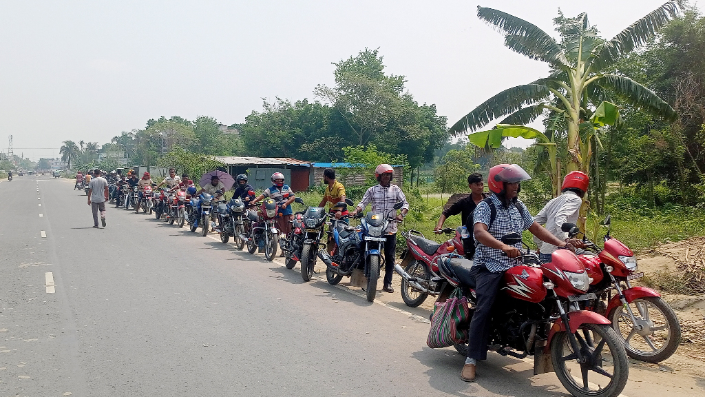 তেলের পাম্পে এখনো দীর্ঘ লাইন গাংনীতে