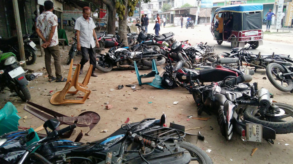 পাবনায় বিএনপি-জামায়াত দফায় দফায় সংঘর্ষ, কার্যালয় ও ২৩ মোটরসাইকেল ভাঙচুর