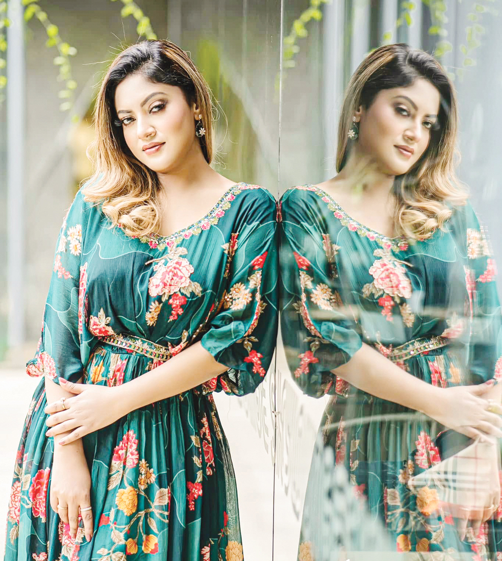 হঠাৎ অভিনয় ছাড়ার ঘোষণা দিলেন মৌ খান