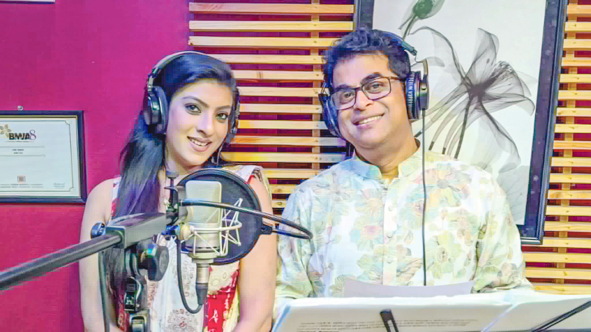 নতুন সংগীত আয়োজনে বাবার গানে কবিতা পাঠ করলেন মৌ