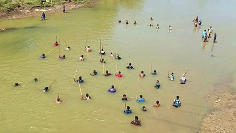 ধলাই নদীতে ঐতিহ্যবাহী পলো বাওয়া উৎসব