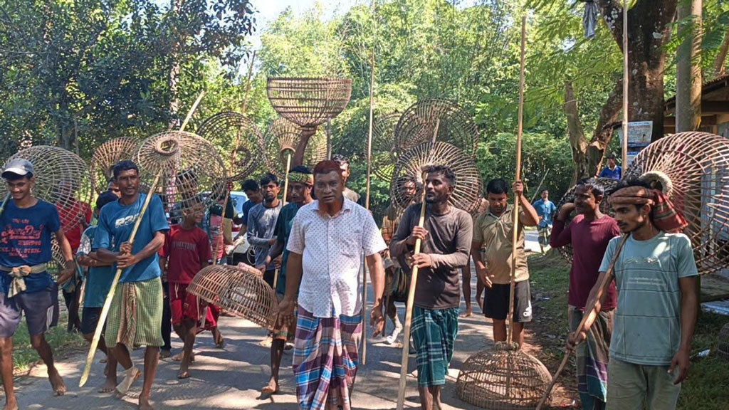 ধলাই নদীতে ঐতিহ্যবাহী পলো বাওয়া উৎসব। ছবি: আজকের পত্রিকা
